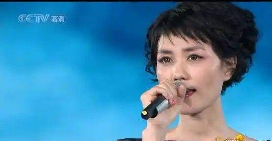 疑似现身春晚彩排网友：今年一定不早睡ayx爱游戏app春晚惊喜来了！王菲(图3)