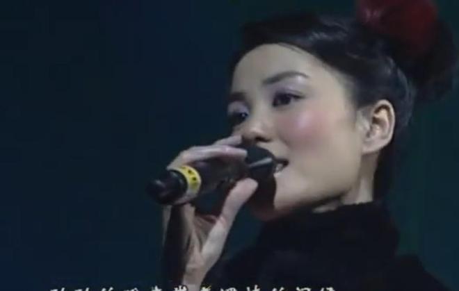 疑似现身春晚彩排网友：今年一定不早睡ayx爱游戏app春晚惊喜来了！王菲(图4)