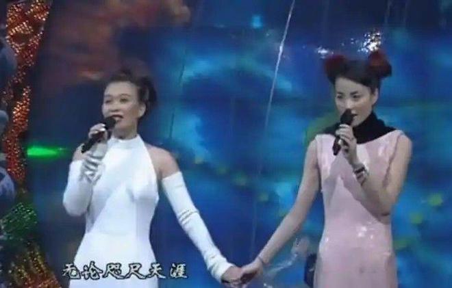 疑似现身春晚彩排网友：今年一定不早睡ayx爱游戏app春晚惊喜来了！王菲(图13)