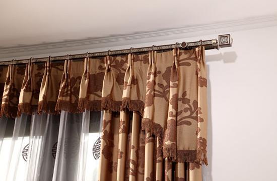 道杆好呢？两者一对比后悔装早了！爱游戏平台窗帘安装罗马杆好还是轨(图2)