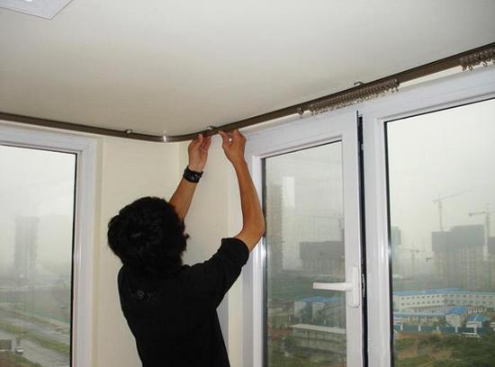 道杆好呢？两者一对比后悔装早了！爱游戏平台窗帘安装罗马杆好还是轨(图3)